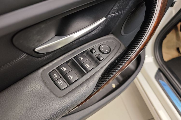 宝马3系 2015款 320Li 超悦版豪华设计套装中控内饰7004