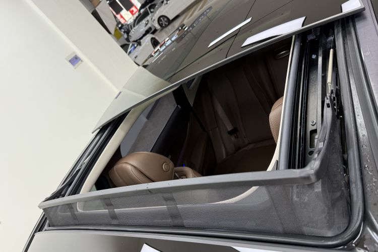 奔驰E级 2023款 改款 E 300 L 时尚型中控内饰7010