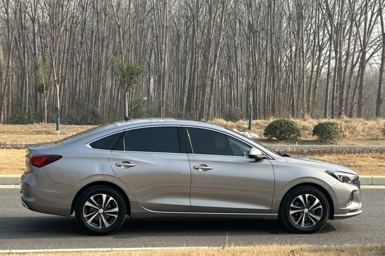 长安 逸动 2020款 PLUS 蓝鲸NE 1.4T GDI DCT尊贵型车身外观6003