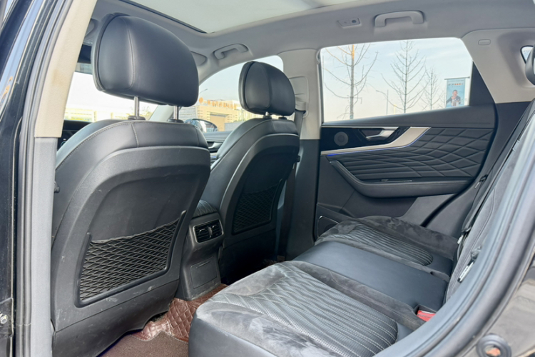 红旗HS5 2022款 改款 2.0T 智联旗享版中控内饰7004