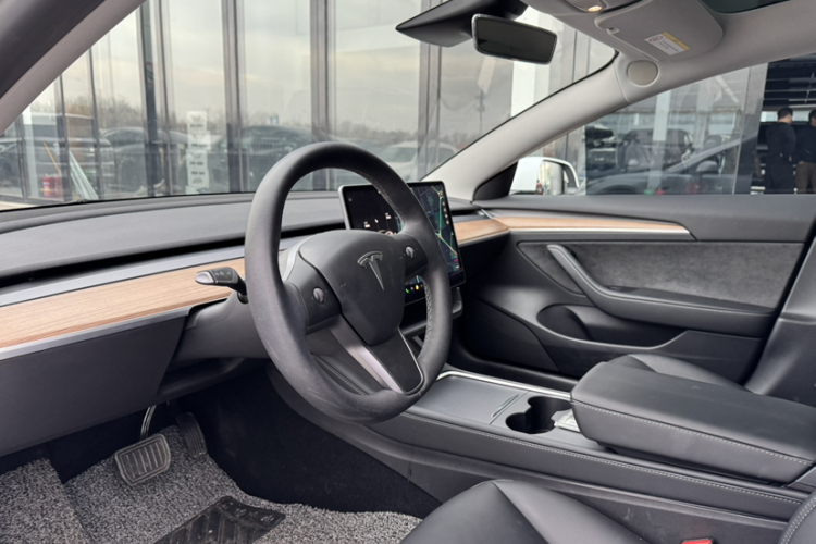 特斯拉 Model 3 2021款 标准续航后驱升级版 3D6中控内饰7012