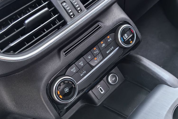 福特 福克斯 2020款 三厢 EcoBoost 180 自动锋潮型中控内饰7012