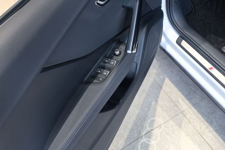 奥迪Q2L 2025款 35TFSI 进取动感型中控内饰7001