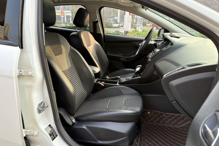 福特 福克斯 2018款 两厢经典 1.6L 自动风尚型智行版中控内饰7005