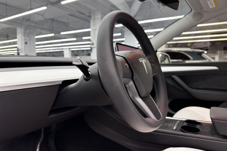 特斯拉 Model Y 2022款 长续航全轮驱动版中控内饰7001