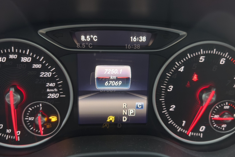 奔驰A级(进口) 2017款 A 200 动感型中控内饰15