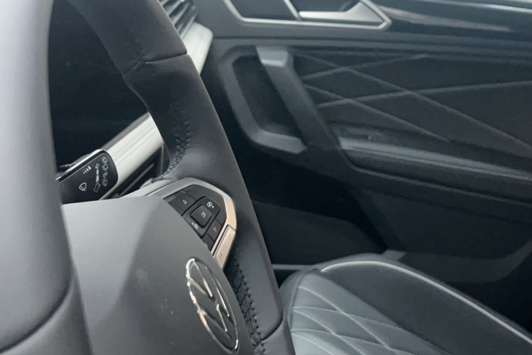 大众 途观L 2025款 出众款 300TSI 自动两驱龙腾版车身外观6007