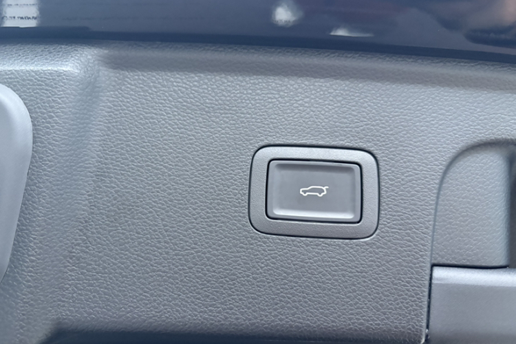 红旗HS3 2023款 1.5T 两驱善为版中控内饰7004