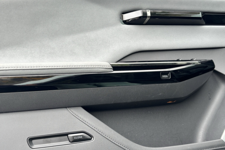 昊铂GT 2023款  710后驱超充七翼版车身外观6011