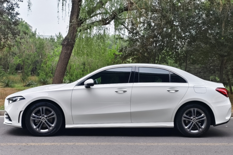 奔驰A级 2020款 改款 A 180 L 运动轿车车身外观6004