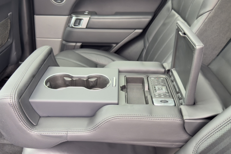 路虎 揽胜运动版 2016款 3.0 SC V6 HSE DYNAMIC中控内饰7011