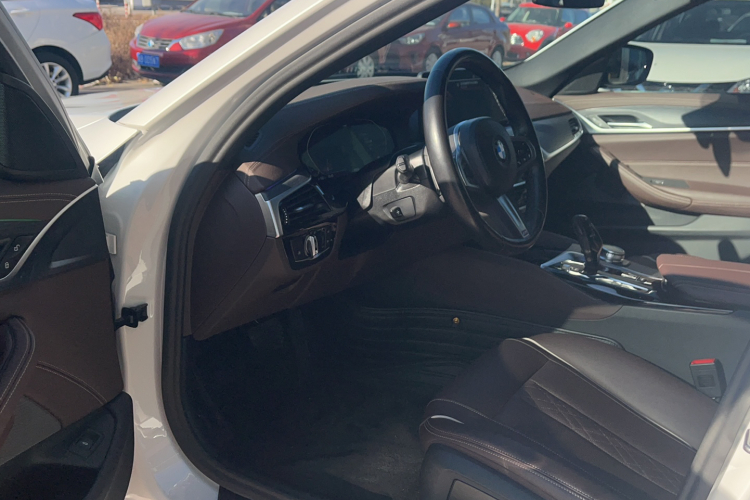 宝马5系 2022款 改款二 530Li 领先型 M运动套装中控内饰7002