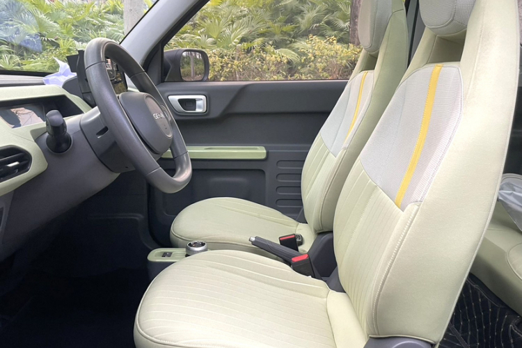 吉利汽车 2023款 熊猫mini 200km 灵动熊中控内饰7009