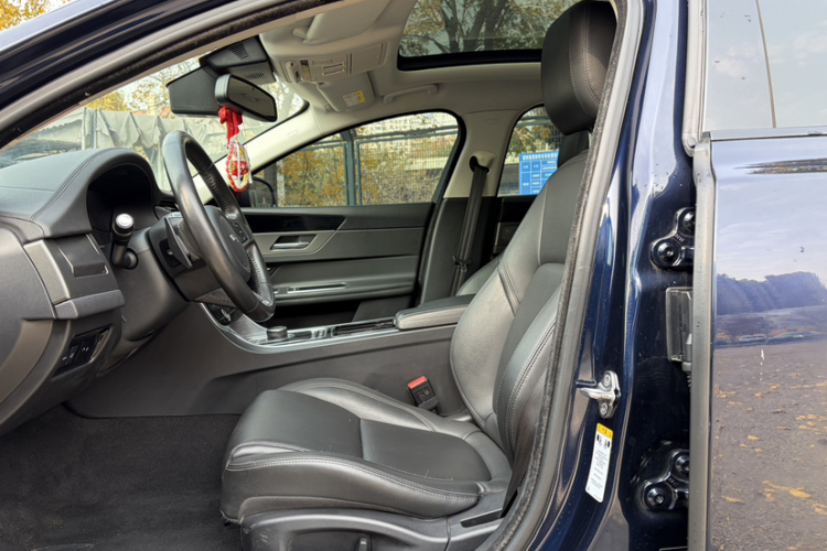 捷豹XFL 2020款 XFL 2.0T P200 两驱赛旗版局部细节19