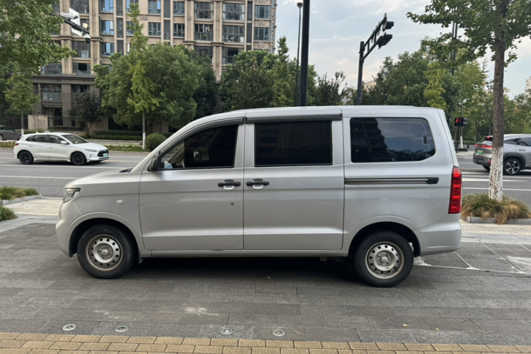 五菱汽车 五菱宏光V 2022款 1.5L劲取版电动助力LAR车身外观6006