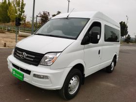 上汽大通MAXUS 新途V80 2023款 2.0T 手动经典傲运通短轴中顶7/8/9座