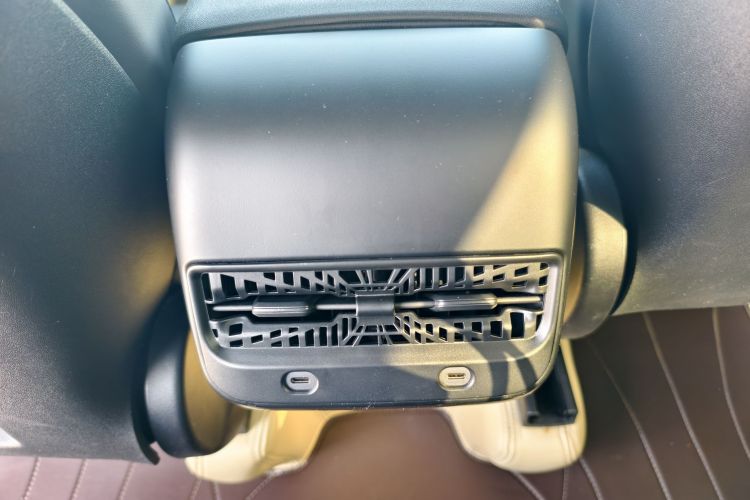 特斯拉 Model Y 2023款 后轮驱动版中控内饰7004