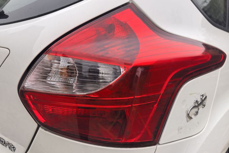 福特 福克斯 2012款 两厢 1.6L 自动舒适型车身外观6008