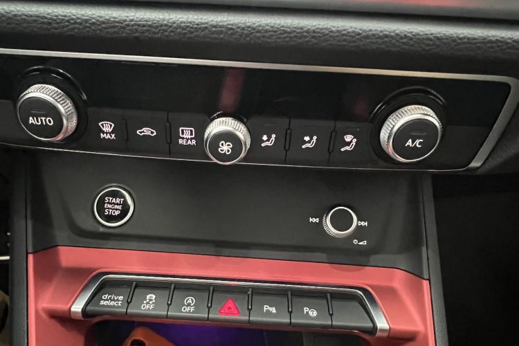 奥迪Q3 2021款 40 TFSI 时尚动感型中控内饰7010