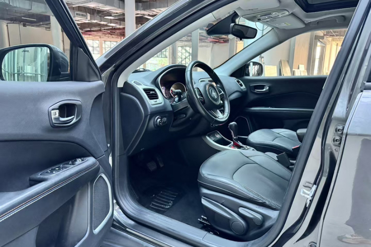 Jeep 指南者 2017款 200T 自动家享版中控内饰7003