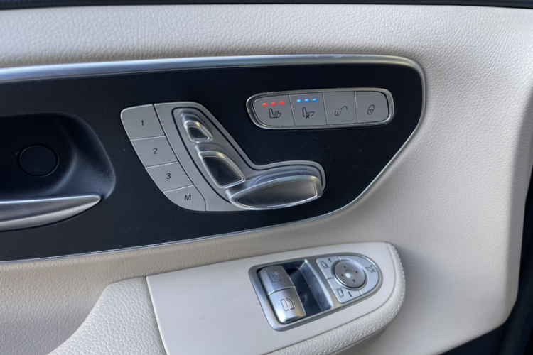 奔驰V级 2018款 V 260 L 尊贵加长版 国VI中控内饰7009