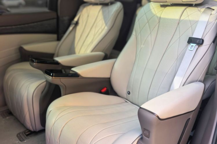 腾势D9 2022款 DM-i 1040 尊贵型车身外观6008