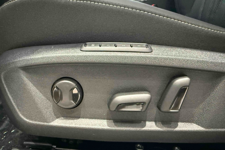 大众 帕萨特 2025款 出众款 380TSI 龙腾版中控内饰7001