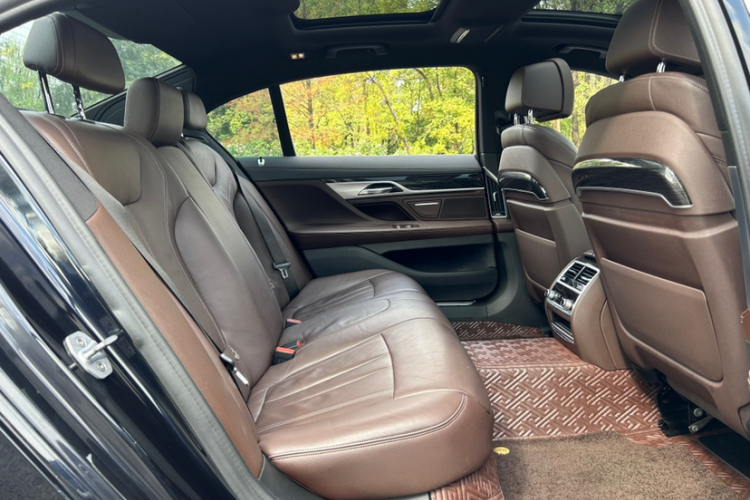 宝马7系 2018款 730Li 领先型 M运动套装中控内饰7011