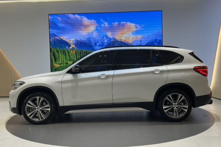 宝马X1 2019款 xDrive20Li 尊享型车身外观6002