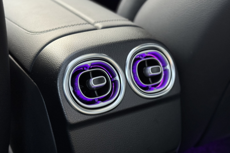 奔驰C级 2025款 C 260 L 运动版中控内饰7004