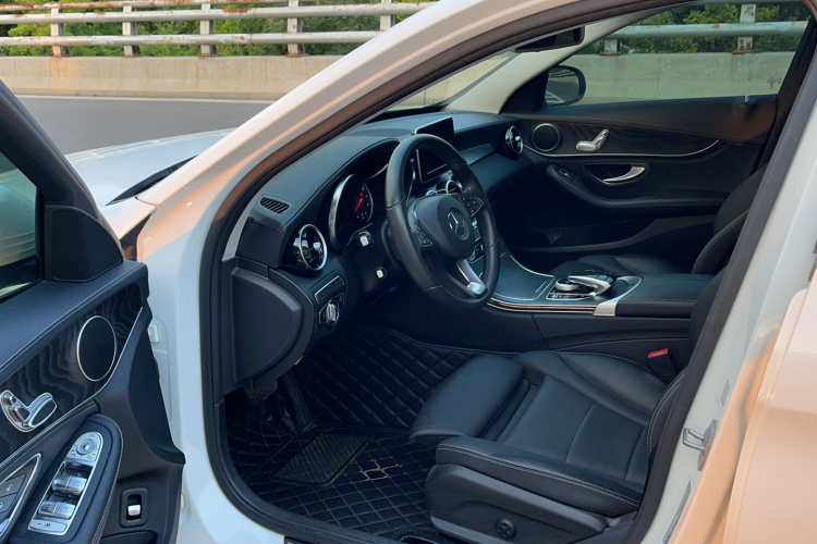 奔驰C级 2018款 C 180 L 时尚型运动版中控内饰7002