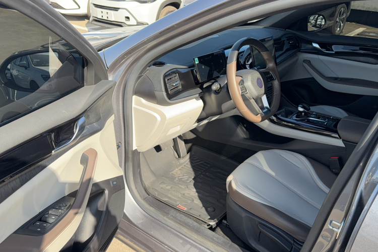 比亚迪 秦PLUS 2024款 荣耀版 DM-i 55KM领先型中控内饰7002