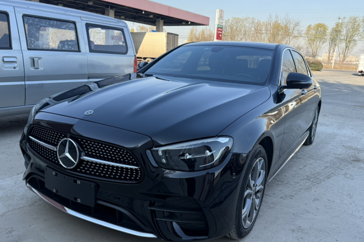 奔驰E级 2021款 E 300 L 运动时尚型车身外观1