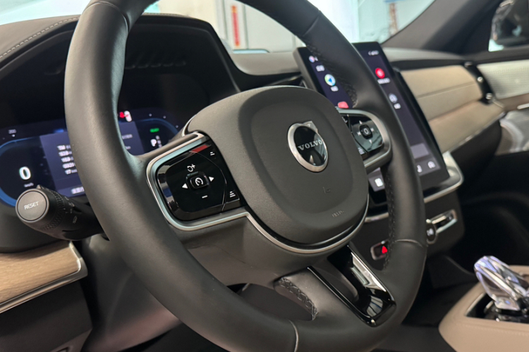 沃尔沃XC90新能源 2025款 改款 T8 智尊豪华版 7座中控内饰7008