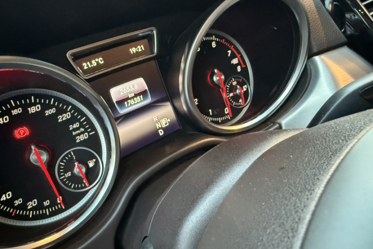 奔驰GLE 2016款 GLE 320 4MATIC 动感型中控内饰15