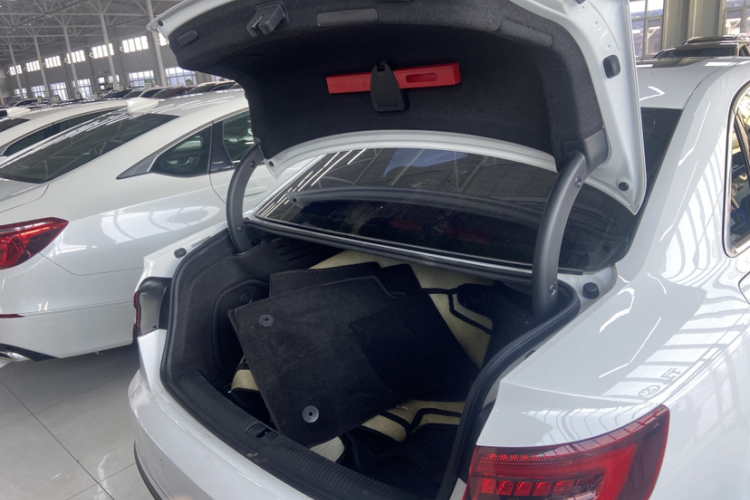 奥迪A4L 2019款 40 TFSI 进取型 国VI中控内饰7007