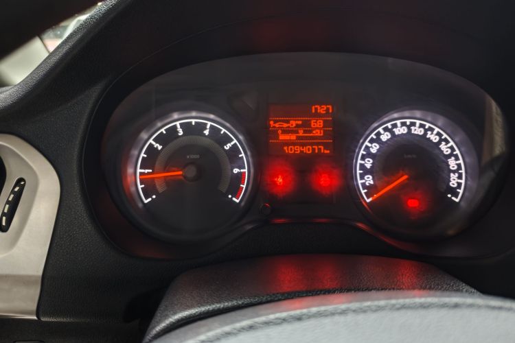 标致301 2014款 1.6L 手动舒适版中控内饰15