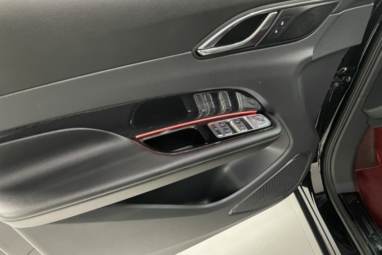 红旗HS3 2023款 1.5T 两驱善为版中控内饰7006