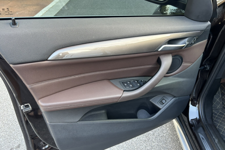 宝马X1 2019款 sDrive18Li 尊享型中控内饰7009