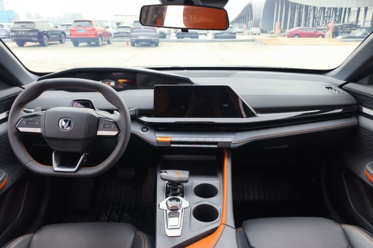 长安UNI-V 2022款 1.5T 尊贵型中控内饰7012