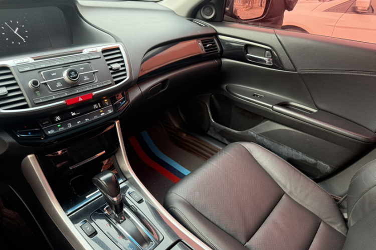 本田 雅阁 2016款 2.0L 精英版中控内饰7010