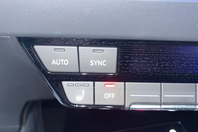 奥迪Q4 e-tron 2024款 50 e-tron quattro 创境曜夜版中控内饰7001