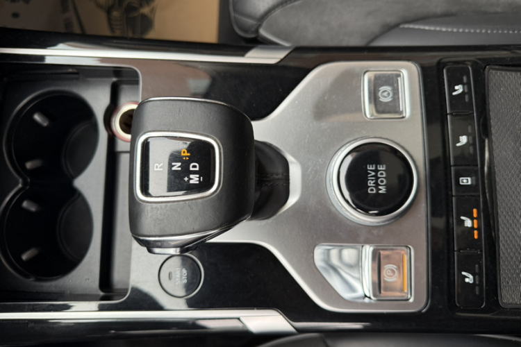 红旗HS5 2019款 2.0T 智联旗享版中控内饰7013