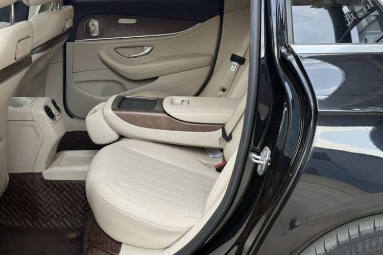 奔驰E级 2018款 改款 E 300 L 时尚型中控内饰7003