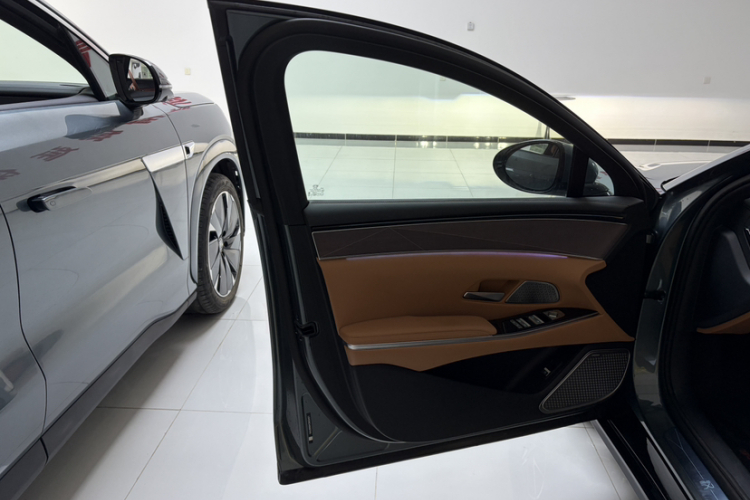 比亚迪 汉L 2025款 DM-p 四驱激光雷达旗舰型中控内饰7003