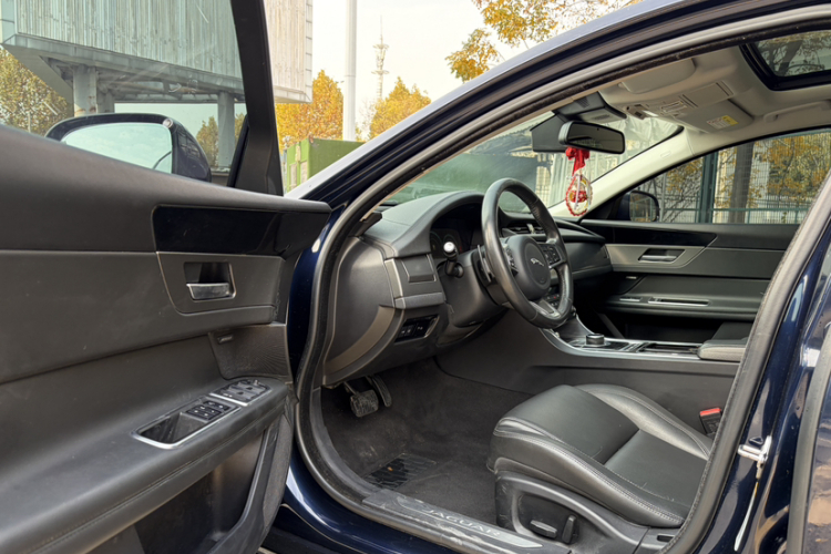 捷豹XFL 2020款 XFL 2.0T P200 两驱赛旗版中控内饰7001