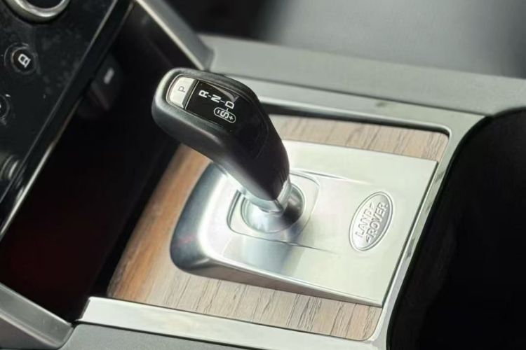 路虎 发现运动版新能源 2022款 改款 P300e 插电式电动混合版中控内饰7002