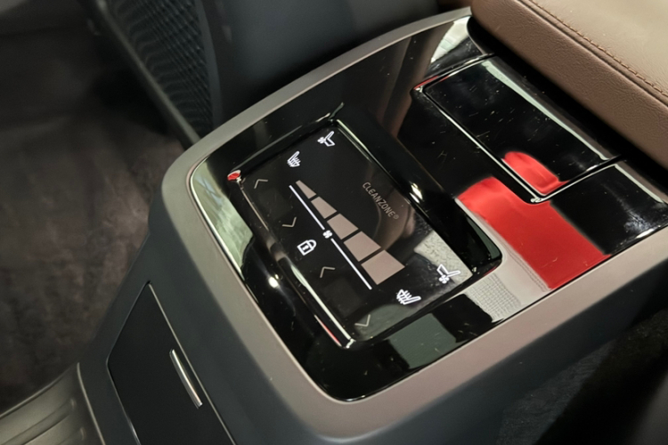 沃尔沃S90新能源 2025款 插电式混动 四驱长续航智雅豪华版中控内饰7009