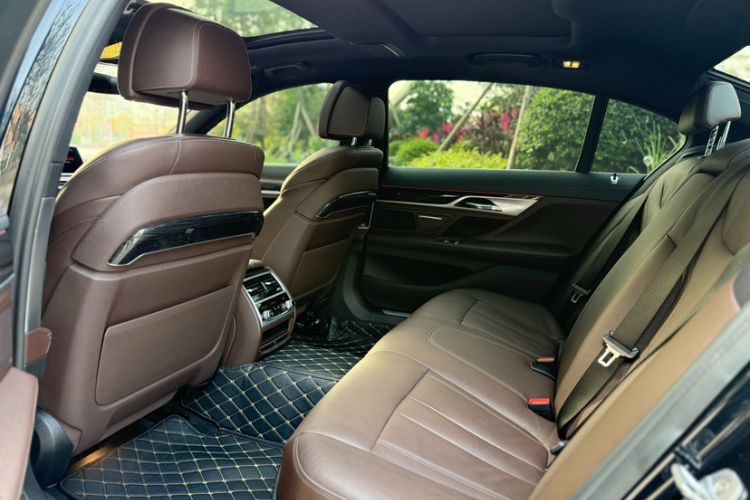 宝马7系 2018款 730Li 领先型 M运动套装中控内饰7010