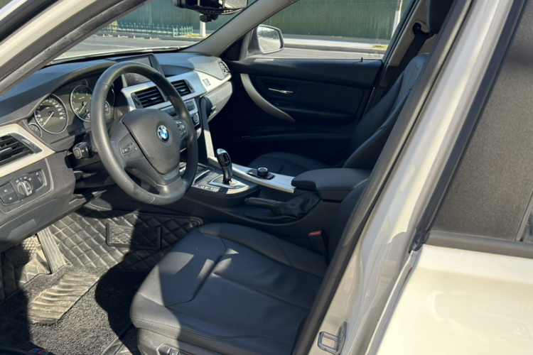 宝马3系 2016款 316i 时尚型中控内饰7001